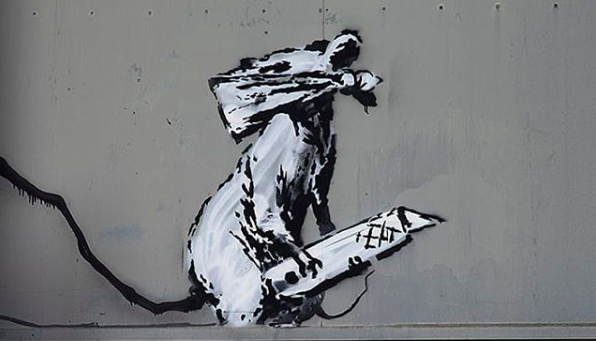 Rat masqué portant un cutter de Banksy